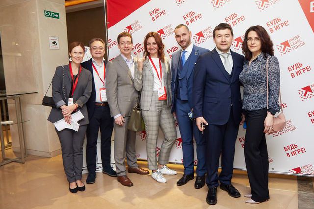 Управляющий партнер ИНТЕЛЛЕКТ-С Евгений Шестаков и партнер, директор по развитию ИНТЕЛЛЕКТ-С Анастасия Махнёва на Minsk Legal Forum с коллегами по цеху.
