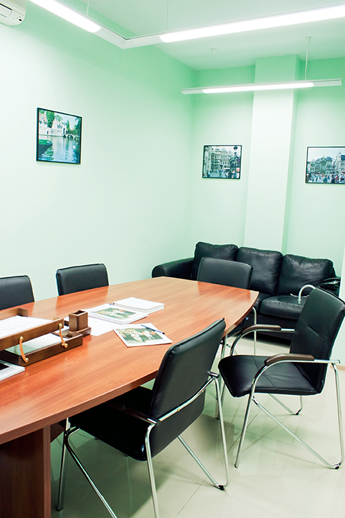Зеленая переговорная комната в новом офисе ИНТЕЛЛЕКТ-С
