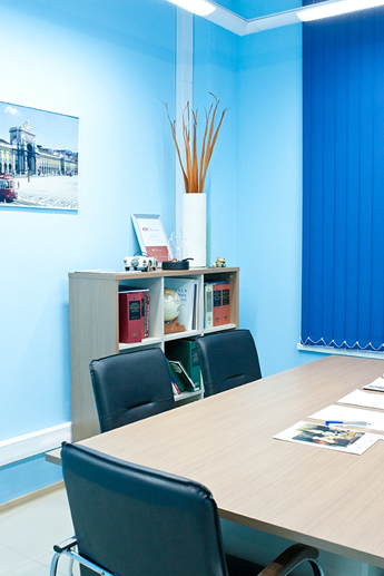 Голубая переговорная комната в новом офисе ИНТЕЛЛЕКТ-С
