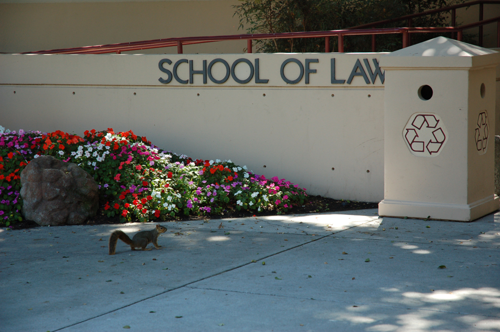 Вход в Santa Clara University Law School